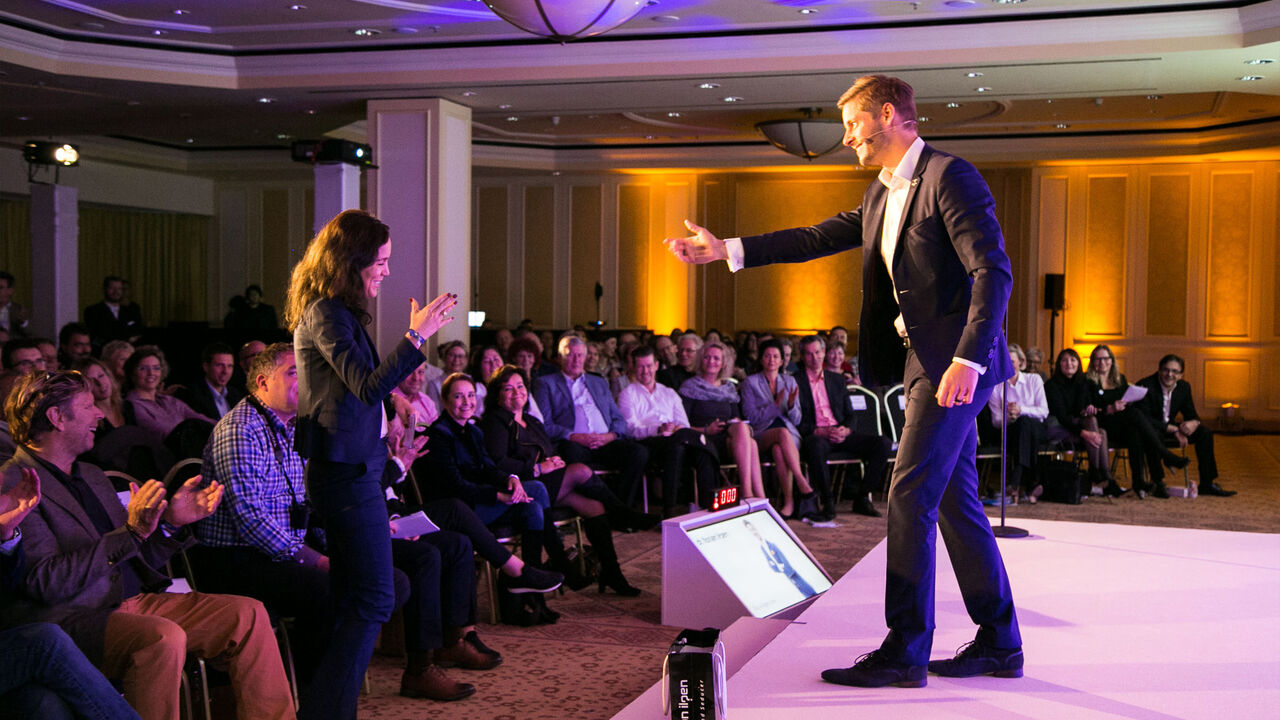 The keynote speaker in Dubai Dr. Ilgen performs at a corporate event